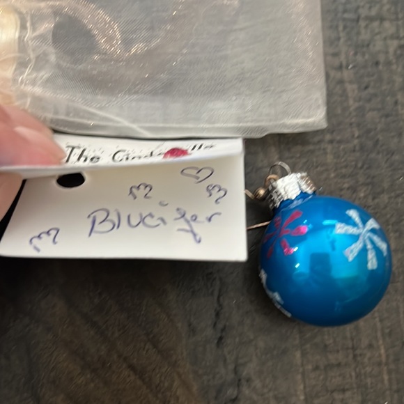 NIB - festive holiday earrings with snowflake design - Picture 4 of 4